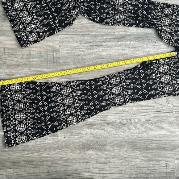 Living Doll Black and White Patterned Flare Yoga Pants Sz XS - Picture 7 of 10